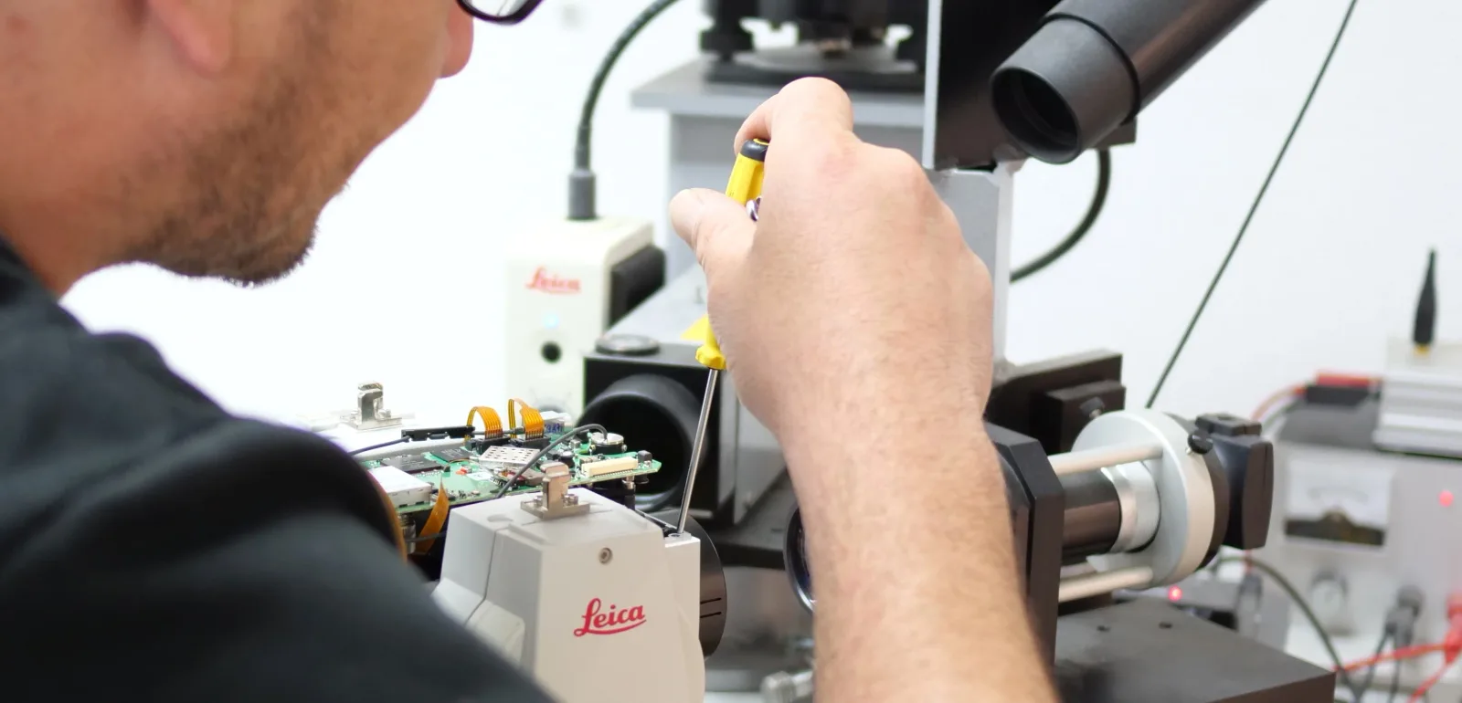 ZETECH Servicewerkstatt – Innenansicht mit Messgeräten