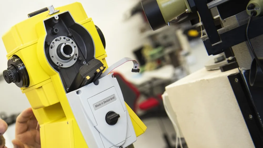 Kalibrierung eines Tachymeters in der Servicewerkstatt